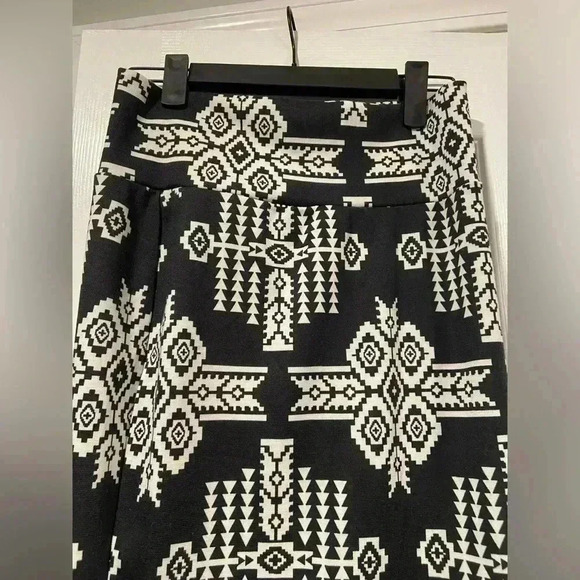 Charlotte Russe Black Cream Aztec Print Stretchy Pencil Skirt Midi Size Medium - Picture 2 of 10